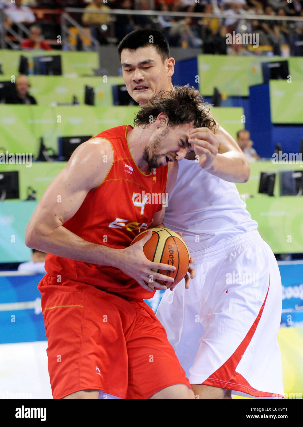 Pau Gasol of Spain and Yao Ming of China Spain Vs China Men's preliminary  round group B basketball match at the Olympic Stock Photo - Alamy