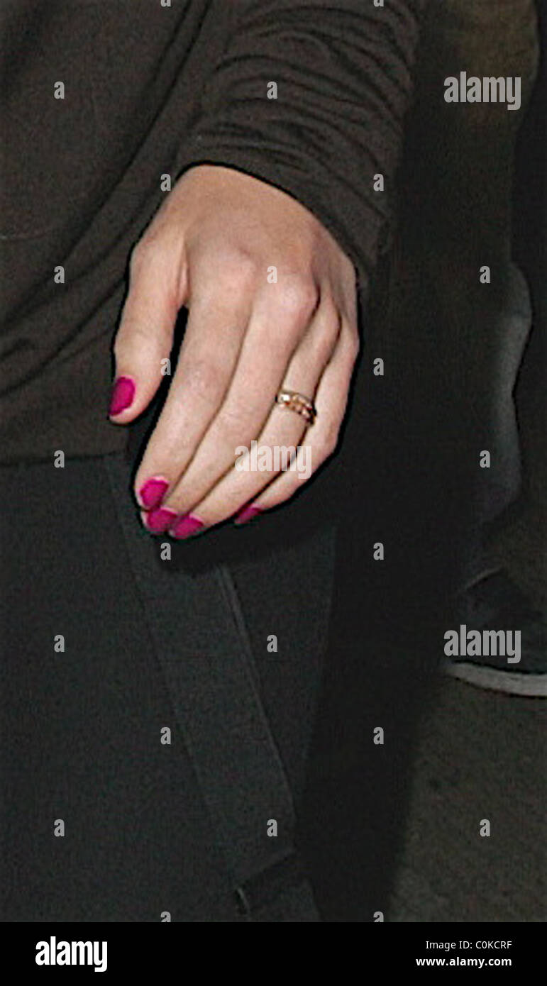 Hilary Duff leaving Il Sole wearing a ring on her wedding finger Los(00)