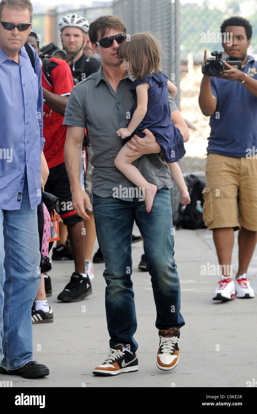 Tom Cruise and daughter Suri Cruise visit Mrs Tom Cruise as she rehearses for her Broadway debut in Arthur Miller's 'All My Stock Photo