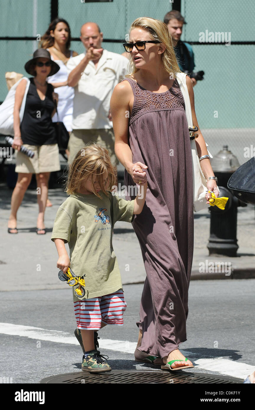 Kate Hudson takes her son Ryder Robinson to the playground New York City,  USA - 03.08.08 Stock Photo - Alamy