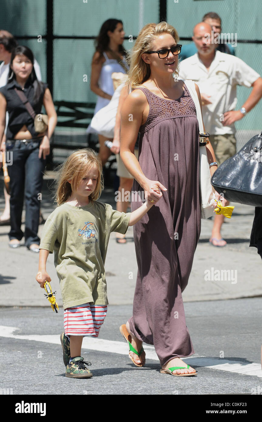 Kate Hudson takes son Ryder Robinson to the playground New York City, USA - 03.08.08 Stock Photo - Alamy