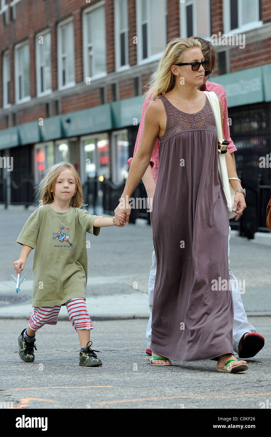 Kate Hudson Takes Her Son Ryder Robinson To The Playground New York City Usa Kate Hudson Takes Her Son Ryder Robinson To The Playground New York City Usa