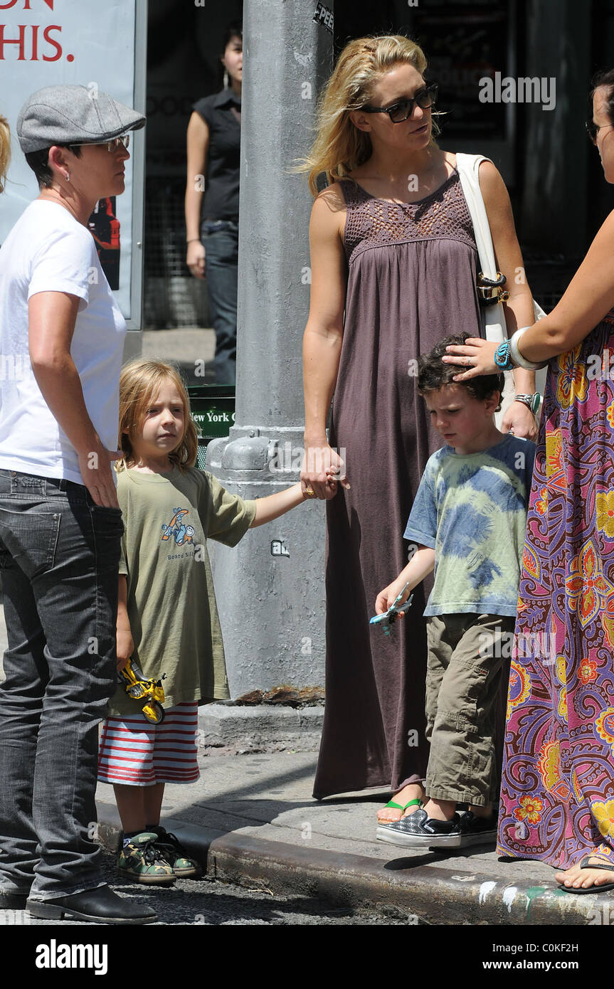 Kate Hudson takes son Ryder Robinson to the playground New York City, USA - 03.08.08 Stock Photo - Alamy