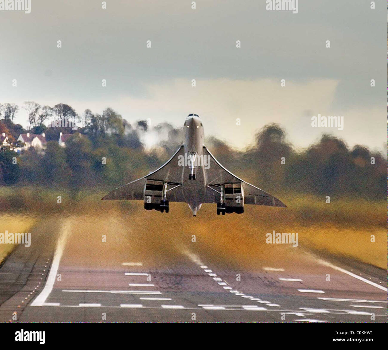 brittish-airways-concorde-taking-off-from-edinburgh-tournhouse-airport-C0KKW1.jpg