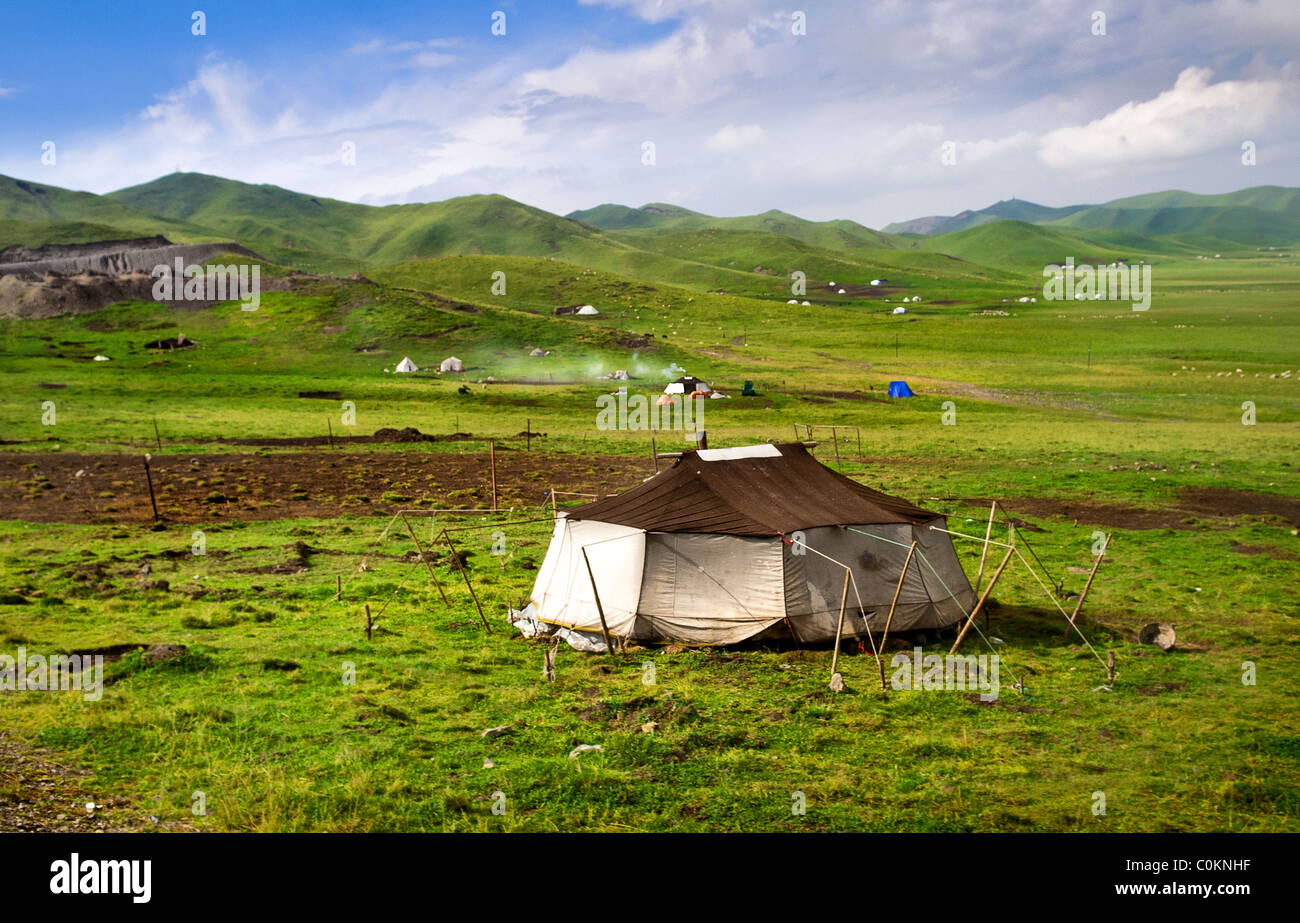 Yurt in the steppes of Qinghai in western China Stock Photo