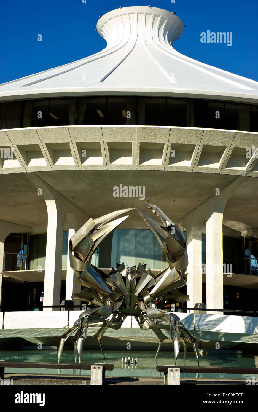 George Norris stainless steel crab sculpture in pool in front of Vancouver HR McMillan Planetarium Stock Photo