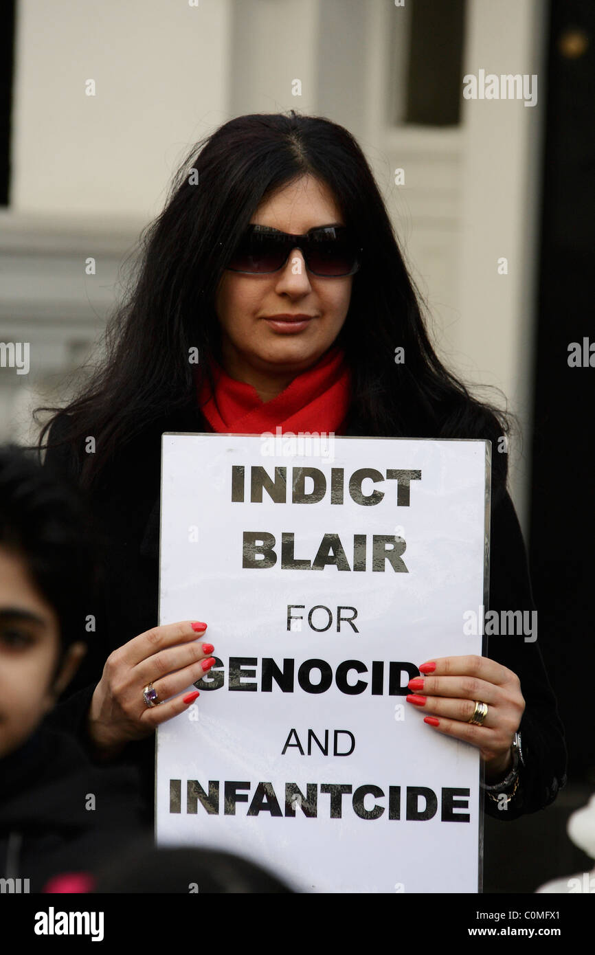 Female protester with Anti Blair placard Stock Photo
