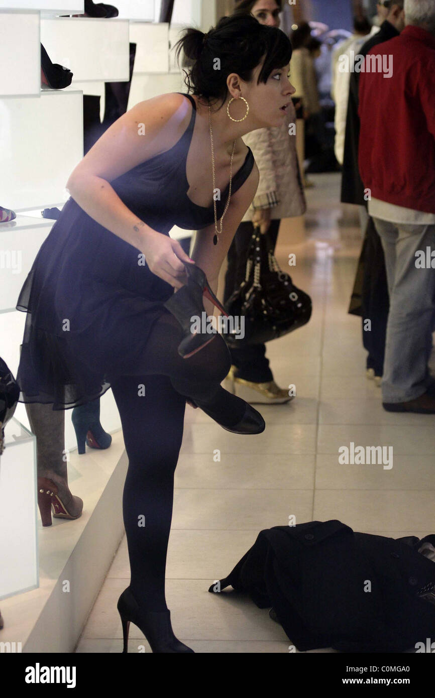 Lily Allen out shopping for new designer shoes at Cesare Paciotti London,  England - 15.09.08 Stock Photo - Alamy