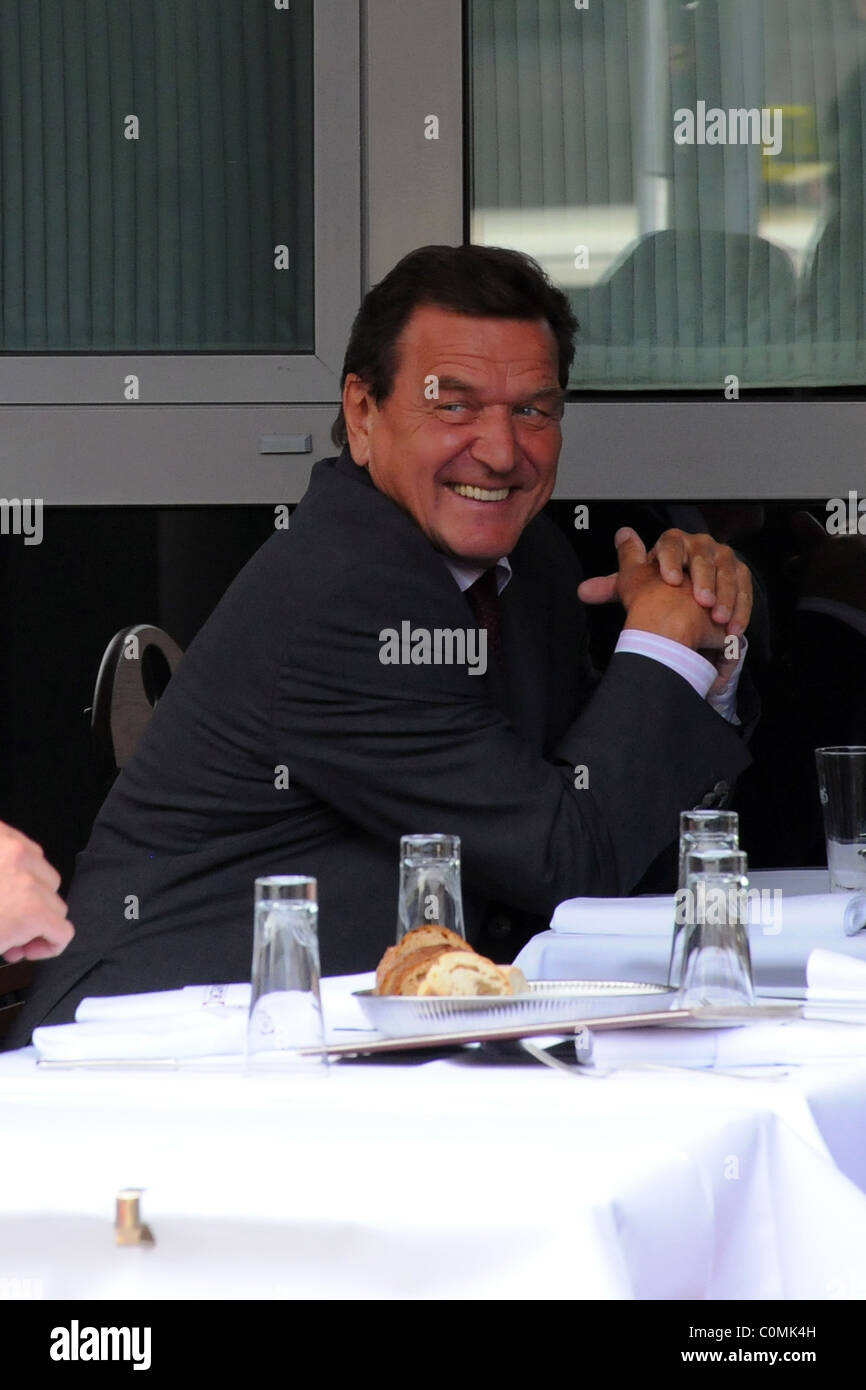 Former German chancellor Gerhard Schroeder having lunch at Aigner Stock  Photo - Alamy