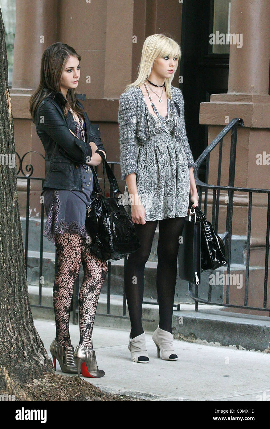 Willa Holland and Taylor Momsen On the set of 'Gossip Girls' New York City,  USA - 30.09.08 Stock Photo - Alamy