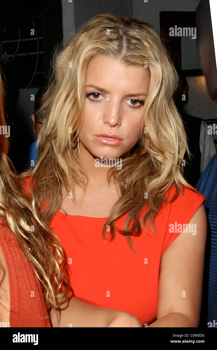 Jessica Simpson leaving the gym in Studio City, wearing large dark  sunglasses and carrying a Louis Vuitton leather bag Studio City, California  - 24.02.11 Stock Photo - Alamy