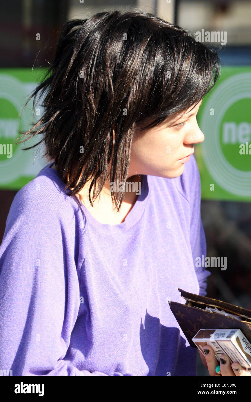 Lily Allen Sporting A New Bob Haircut Shops At A Woolworths