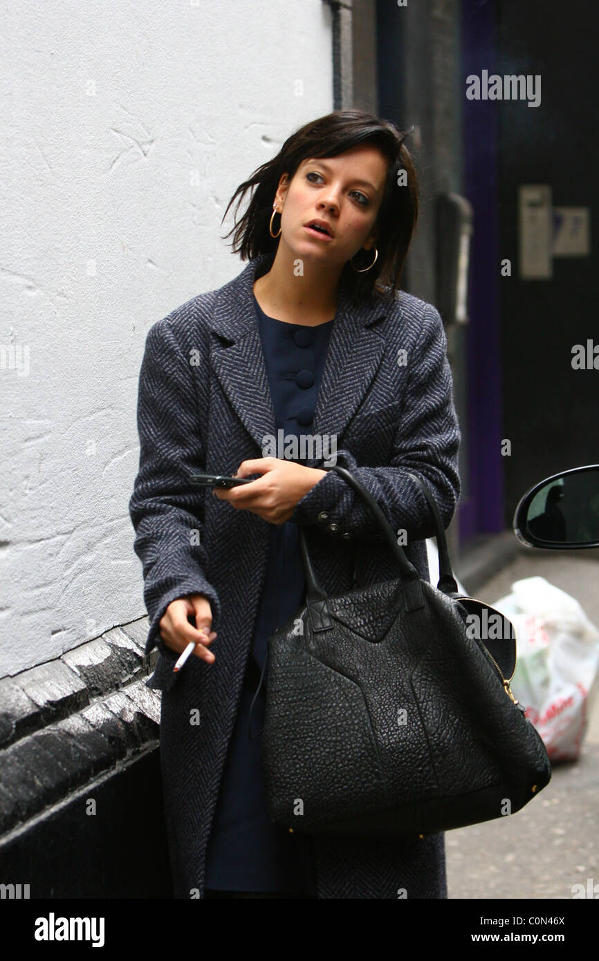 Lily Allen smoking a cigarette as she arrives at Pineapple Dance Studios  London, England - 03.10.08 Stock Photo
