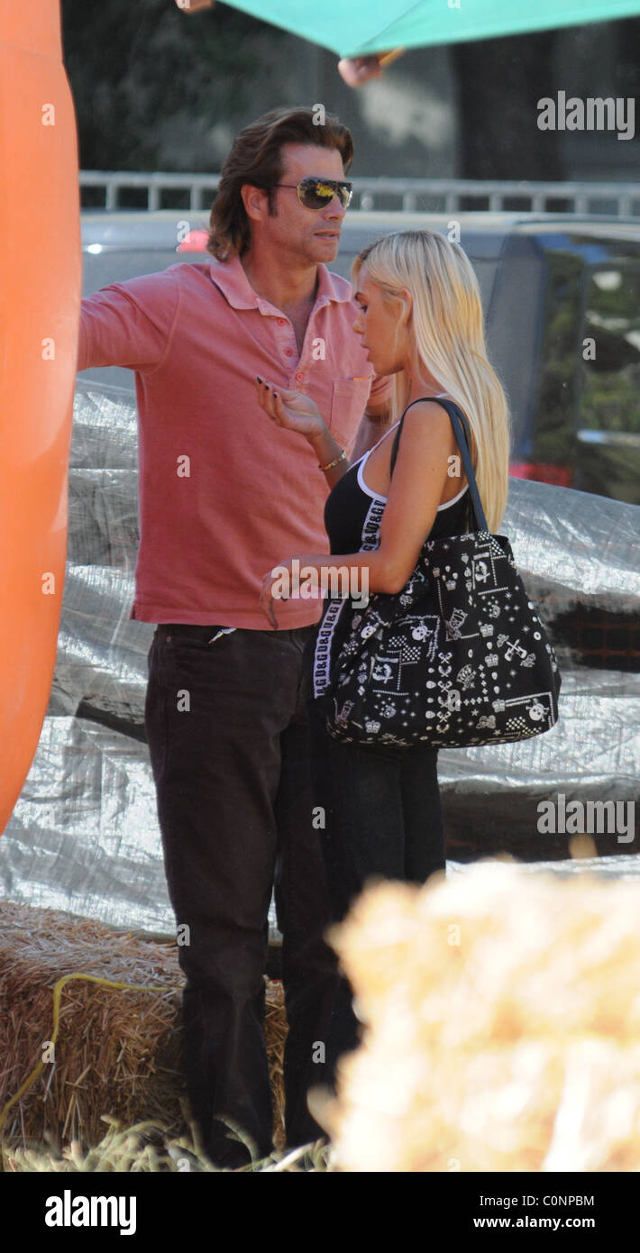 Toshakda bir qizning rasmlari Xotin va bekasi bilan uyda porno