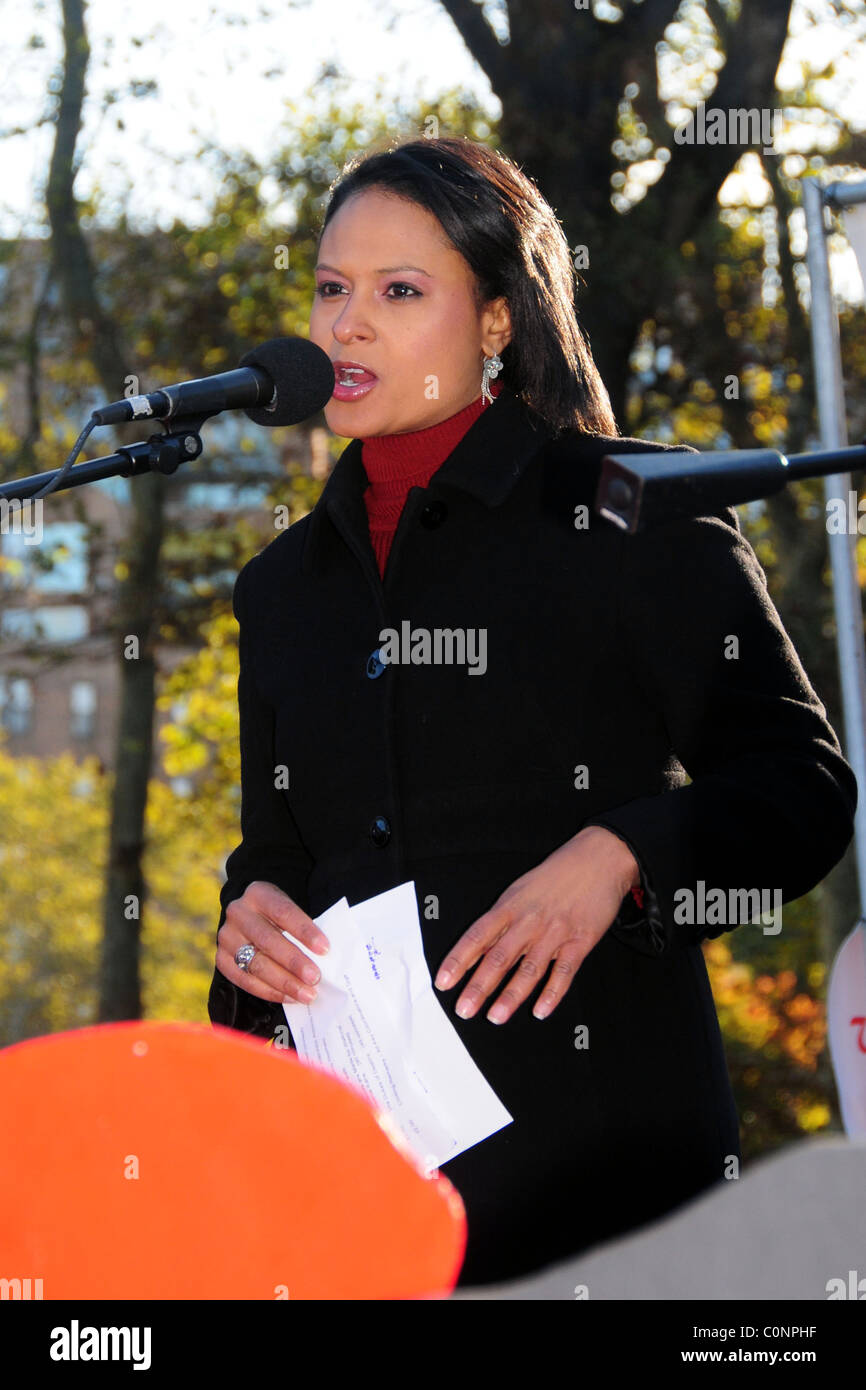 Kristin Welker gives a speech at the 24th Annual Philadelphia AIDS Walk