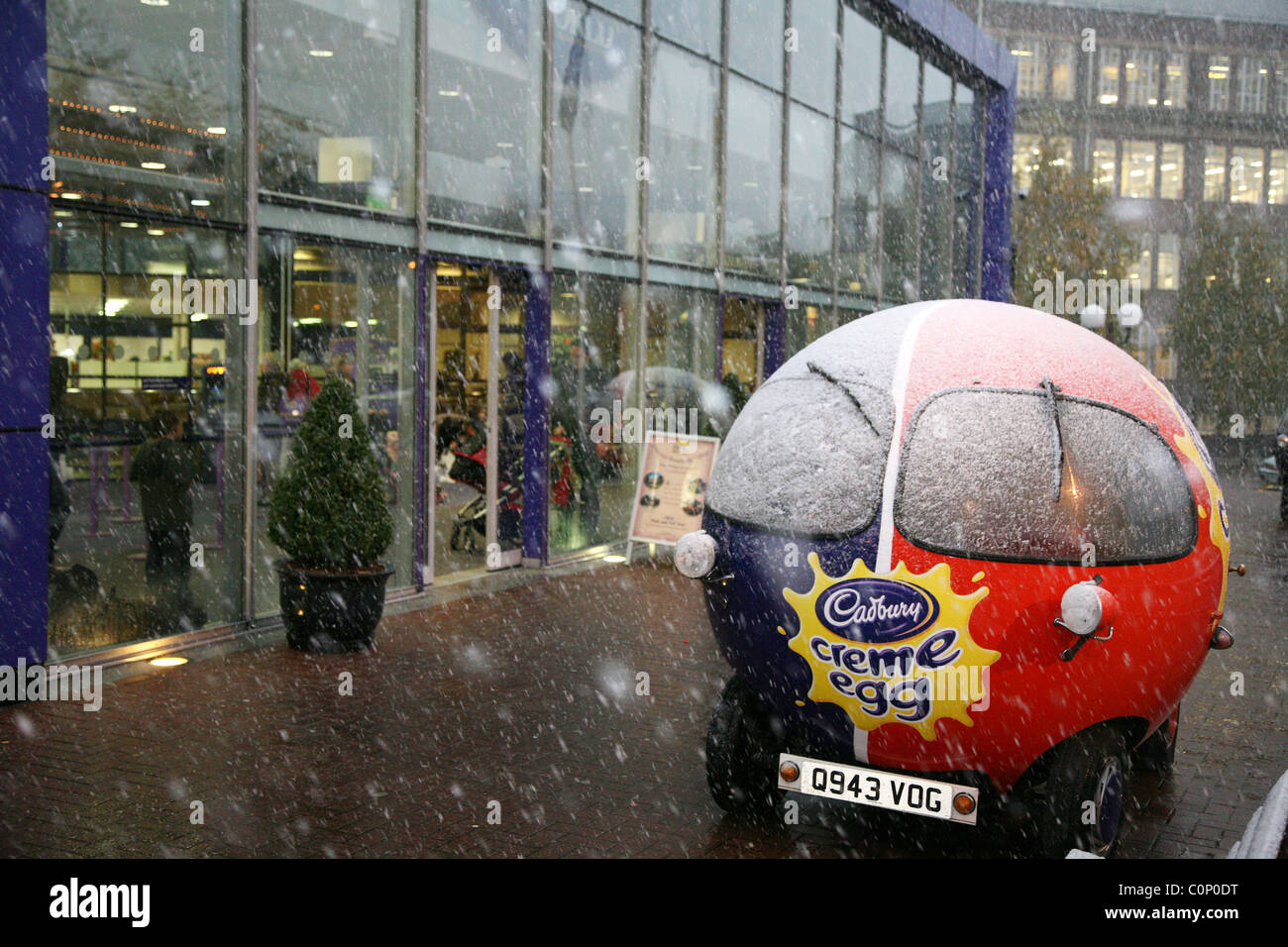 Atmosphere Snow falling outside Cadbury World as the chilly weather sends temperatures plunging lower than Siberia. Birmingham, Stock Photo
