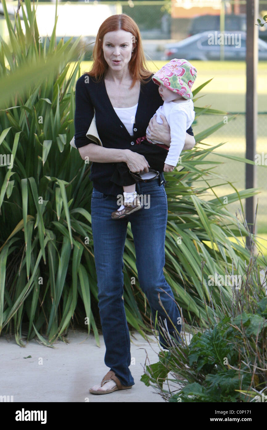 Marcia Cross takes her daughters Savannah and Eden to her local park(01)
