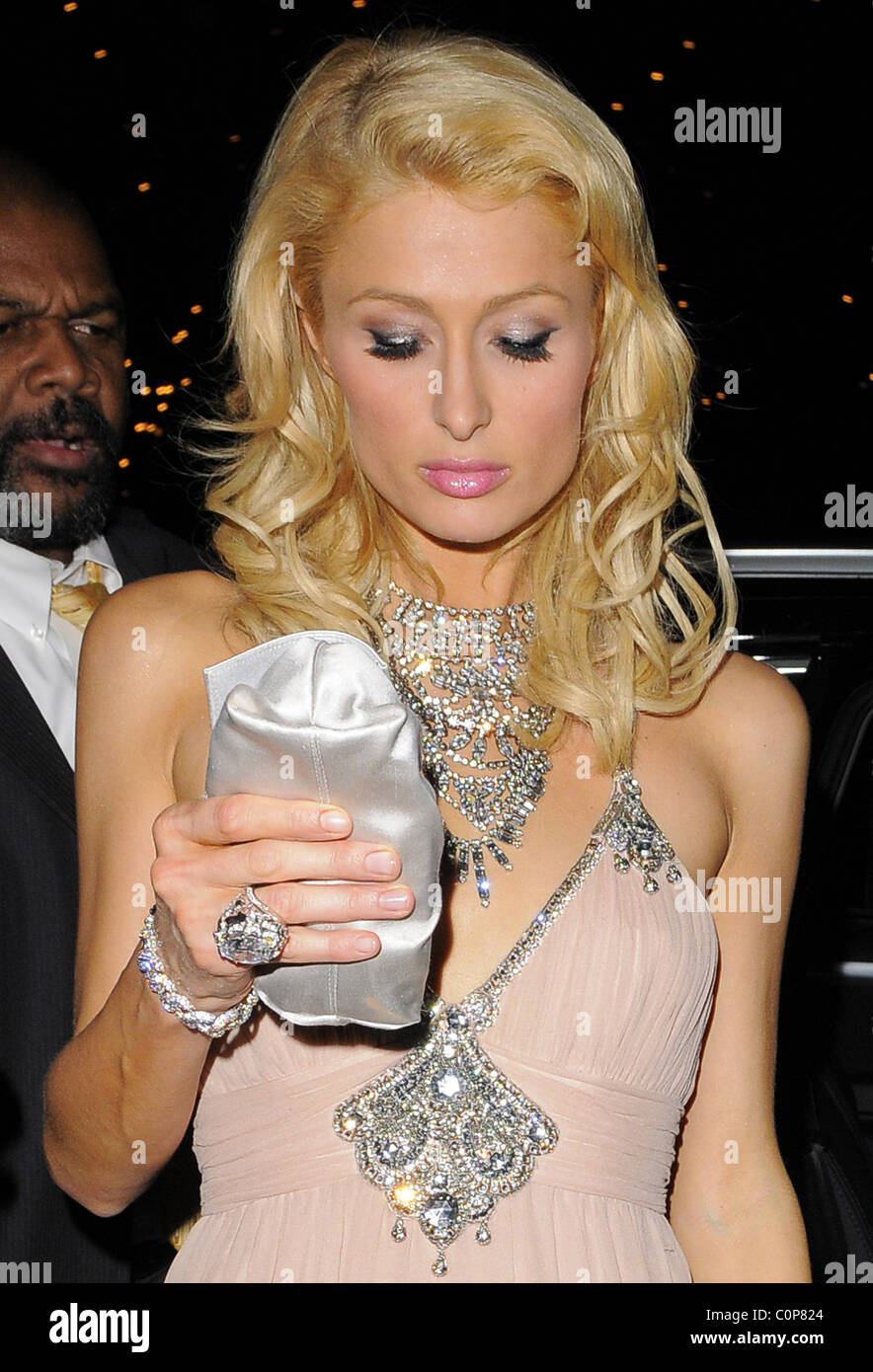 Paris Hilton arrives back at her hotel, wearing silver jewellery all over her body London, England - 24.10.08 Will Alexander Stock Photo - Alamy Paris Hilton arrives back at her hotel, wearing silver jewellery all over her body London, England - 24.10.08 Will Alexander Stock Photo - Alamy