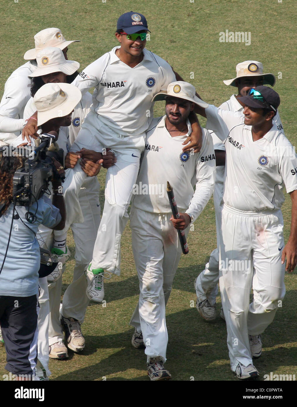 Sourav Ganguly and team India defeat Australia by 172 runs in the final Test in Nagpur to seal a 2-0 series victory and win the Stock Photo
