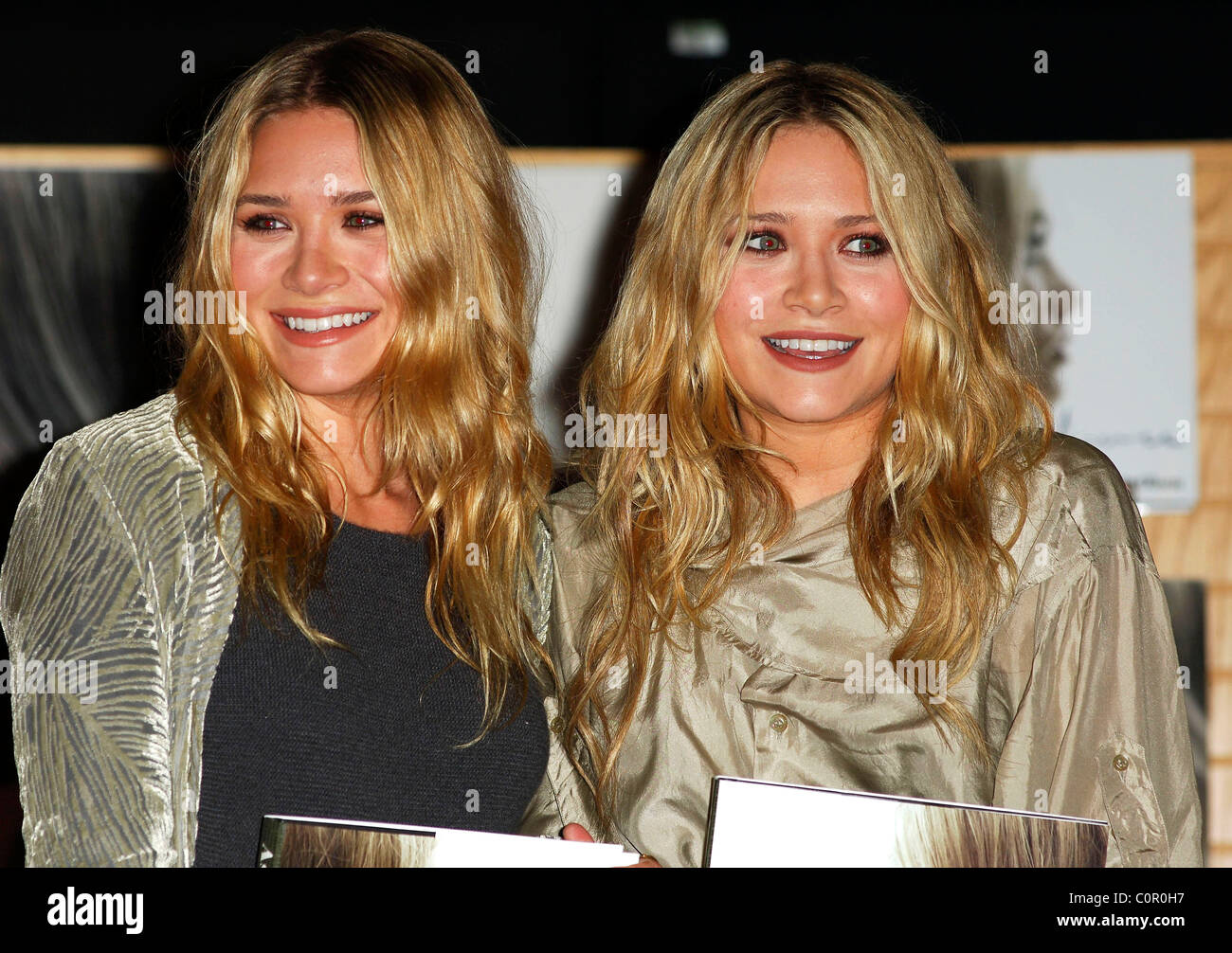 Ashley Olsen and Mary-Kate Olsen sign copies of their new book 'Influence'  at Borders Los Angeles, California - 12.11.08 Stock Photo - Alamy, image size:1300x1006