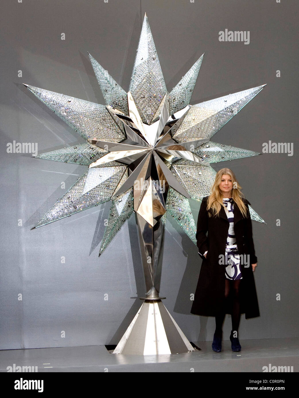 Fergie aka Stacy Ferguson unveils Swarovski's 2008 Rockefeller Center ...
