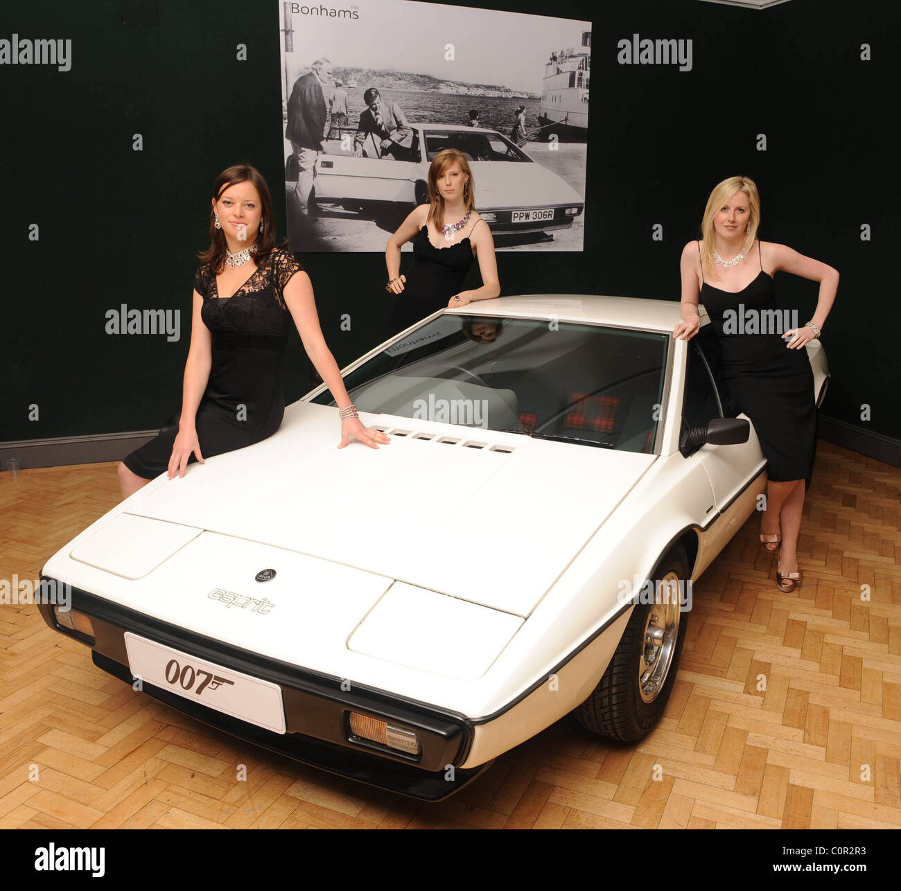Atmosphere The white Lotus Esprit S1 driven by Roger Moore in the James Bond  film 'The Spy Who Loved Me' is expected to fetch Stock Photo - Alamy