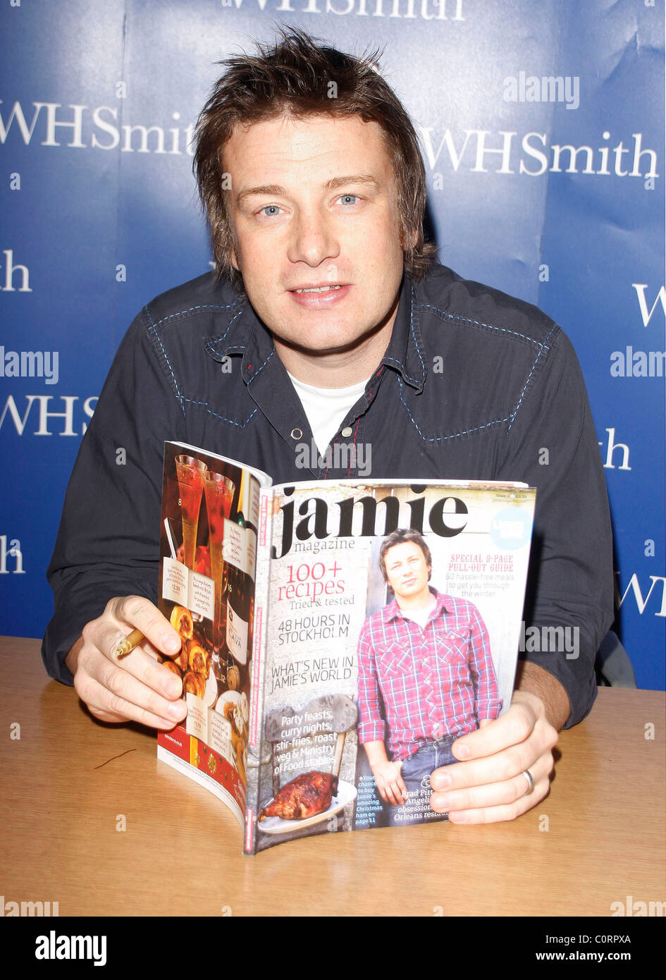 Lionel Green Street rand Sportschool Jamie Oliver autographs copies of his magazine and his book 'Ministry of  Food' London, England - 17.12.08 Stock Photo - Alamy