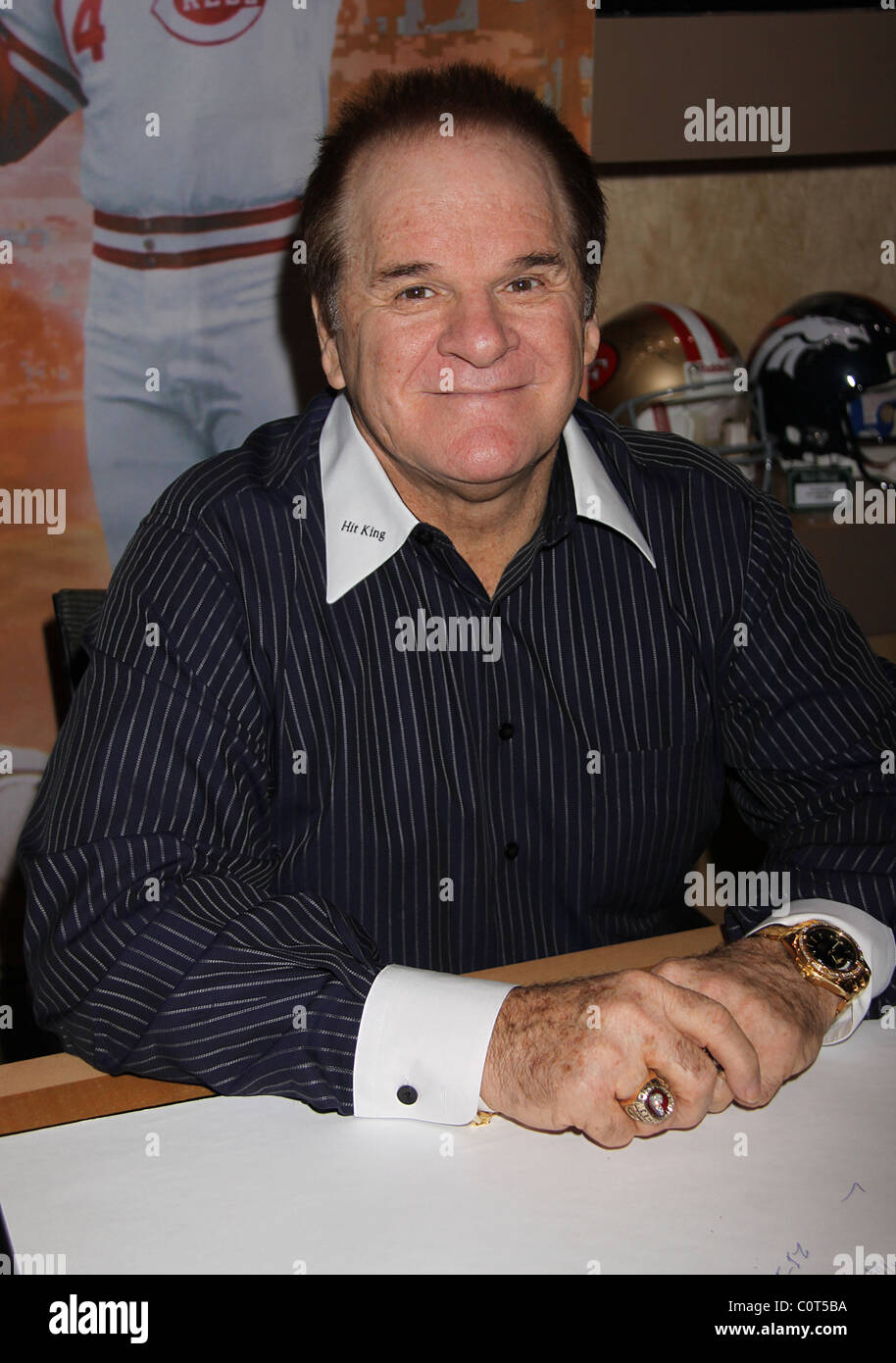 Pete Rose signing baseball autographs of his 'Field of Dreams' at Forum