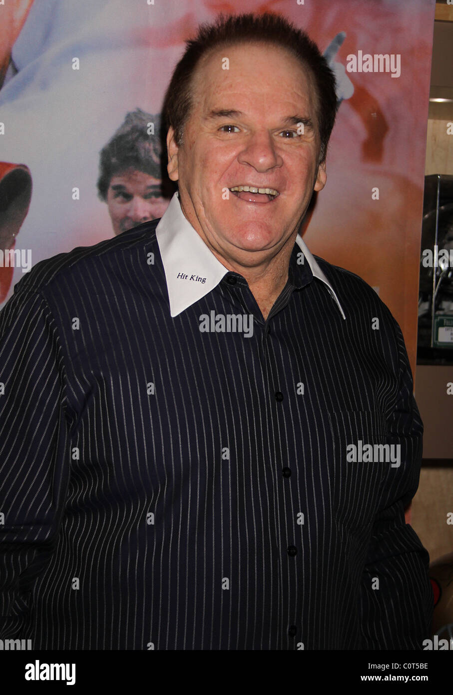 Pete Rose signing baseball autographs of his 'Field of Dreams' at Forum