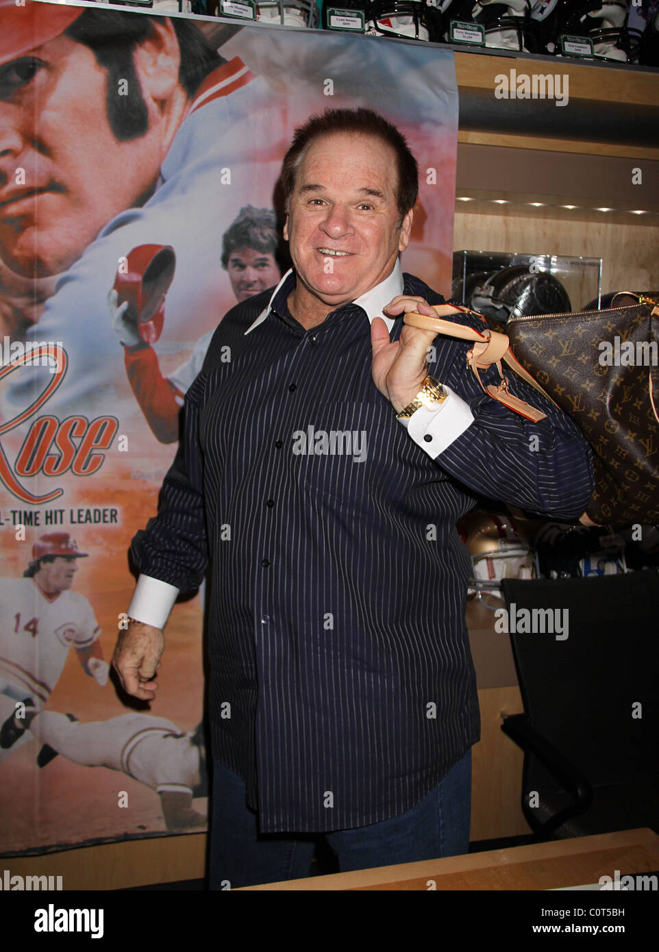 Pete Rose signing baseball autographs of his 'Field of Dreams' at Forum