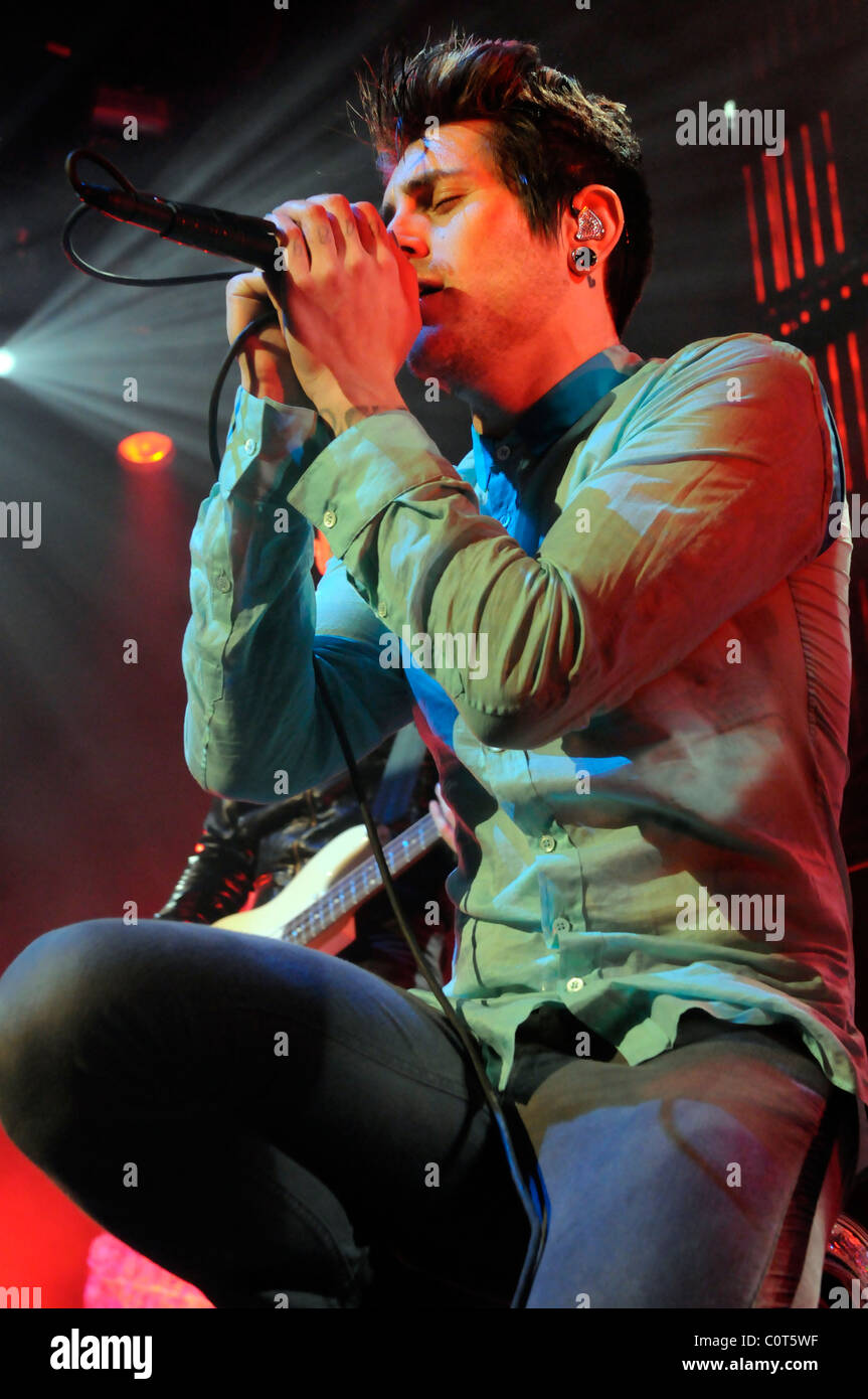Davey Havok performing with AFI at the KROQFM Almost Acoustic