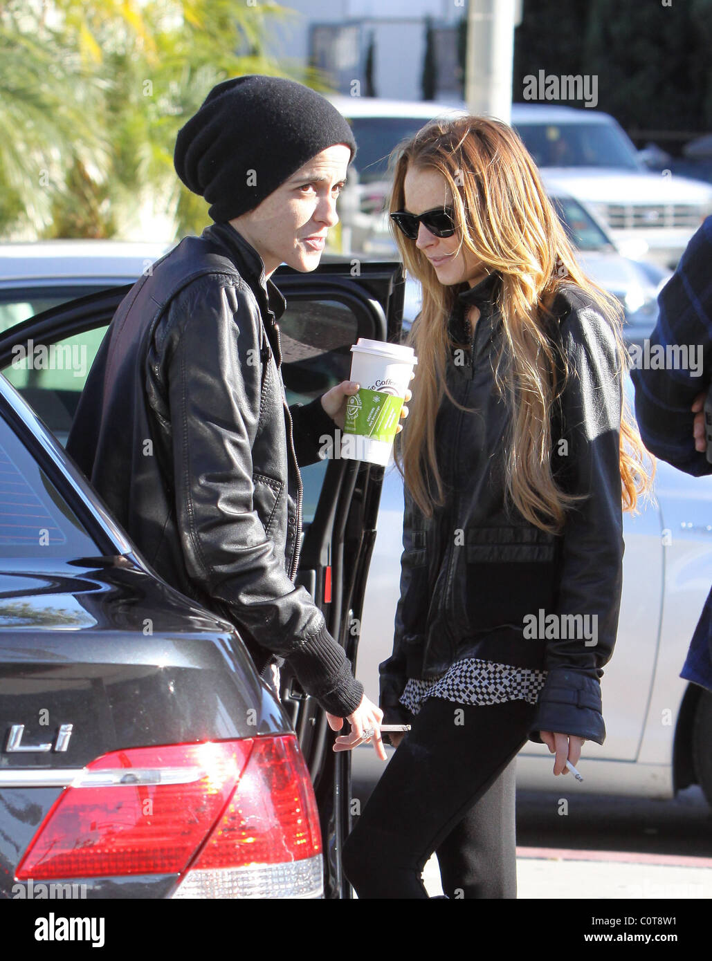 Samantha Ronson and Lindsay Lohan smoke cigarettes and talk to a friend in  the Neiman Marcus shopping centre car park Los Stock Photo
