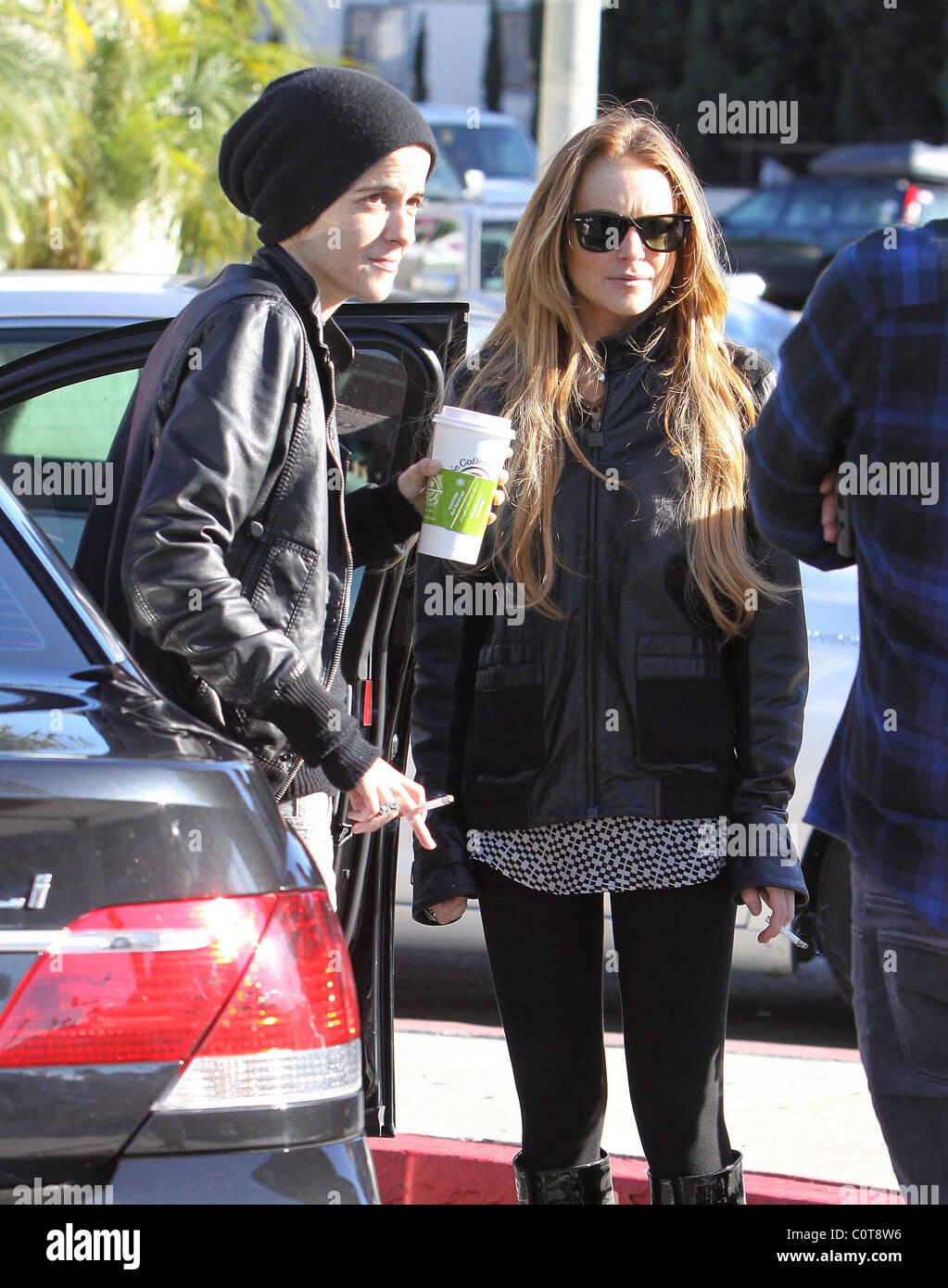 Lindsay Lohan And Samantha Ronson Holding Hands(02)