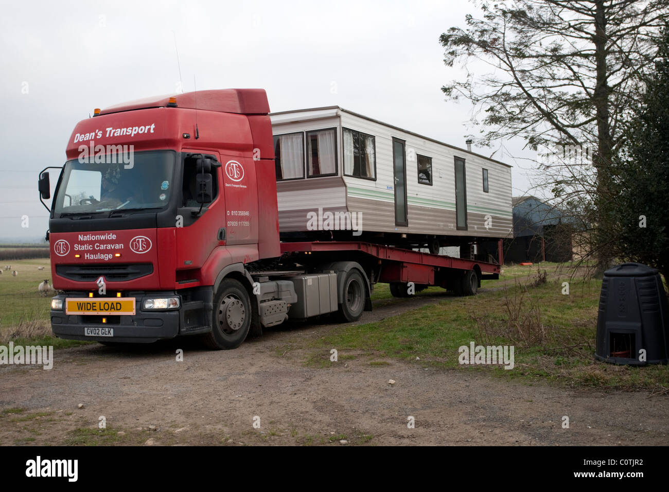 Large haulage lorry transporting 35ft mobile home to Colemans Hill Farm via Dean Transport 9 Feb 2011 Stock Photo