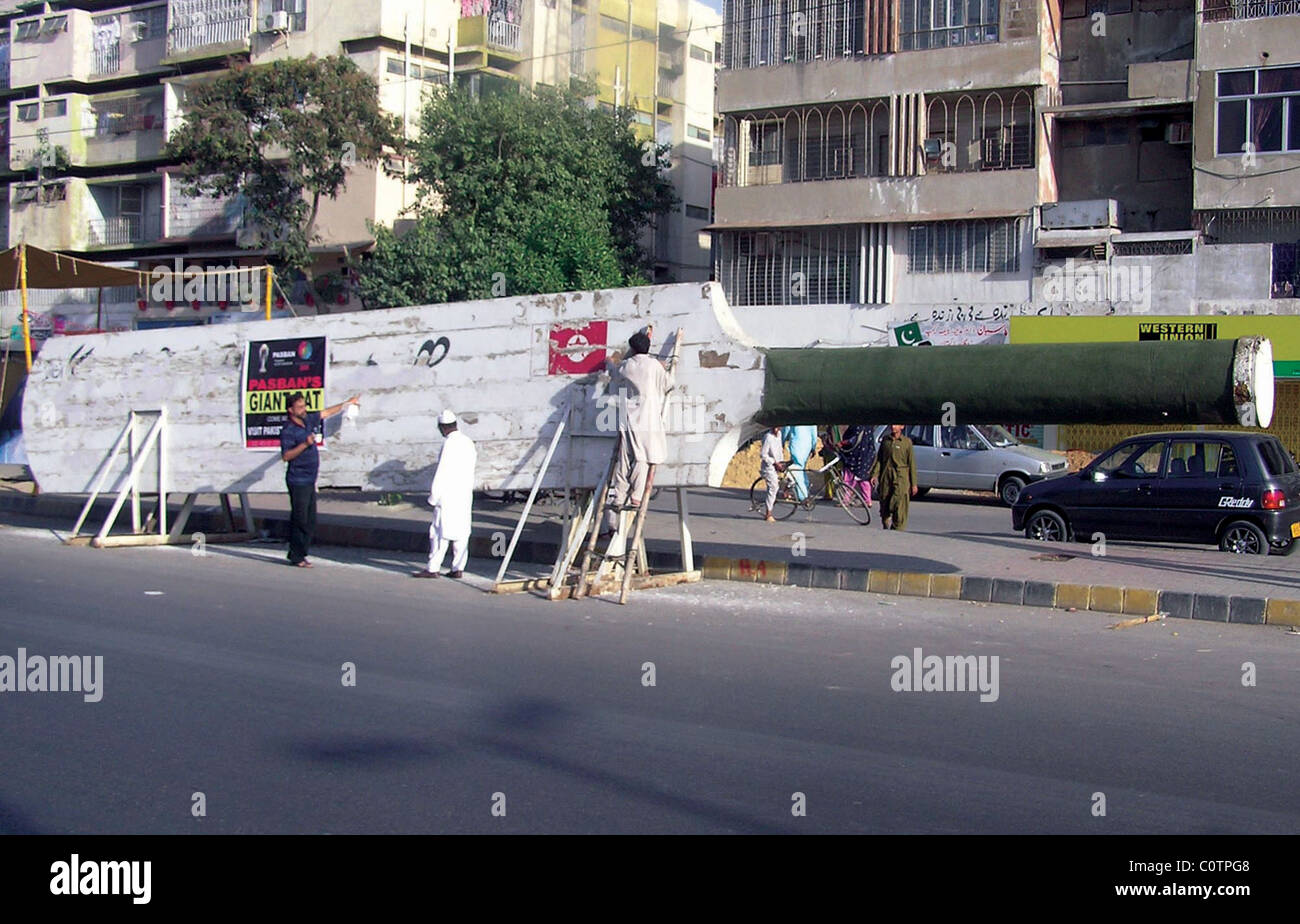 Huge cricket bat being installed by Pasban at University road in