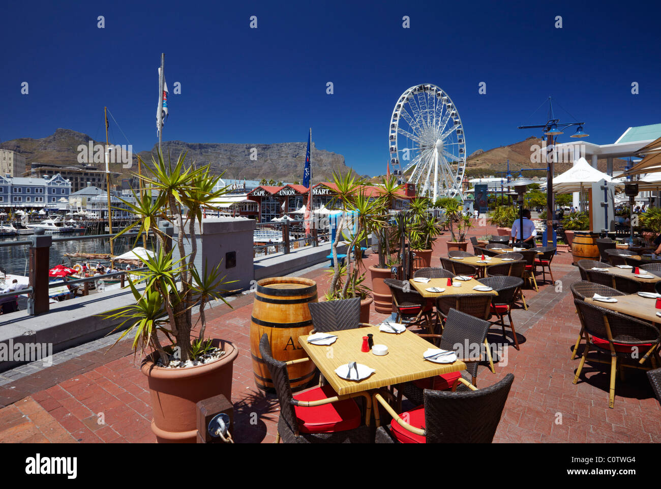V&A Waterfront restaurant with the Wheel of Excellence and Table Mountain  beyond. Cape Town, Western Cape, South Africa Stock Photo - Alamy