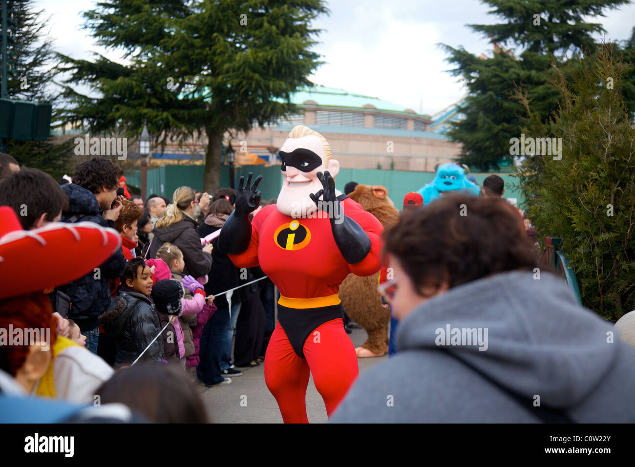 Mr and Mrs Incredible characters entertaining the crowd at Disneyland Paris theme park Stock Photo
