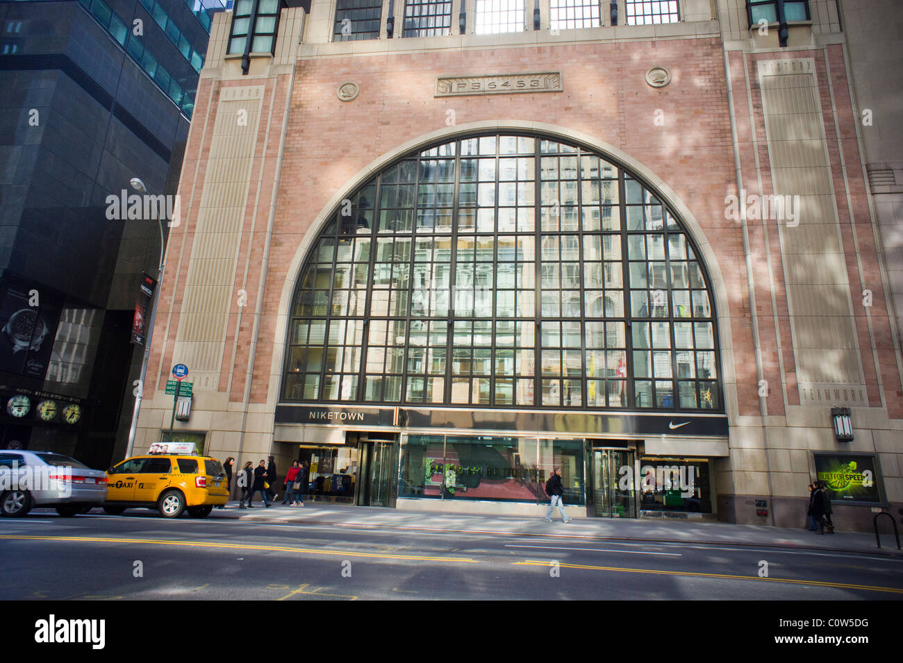 Niketown nyc hi-res stock photography and images -