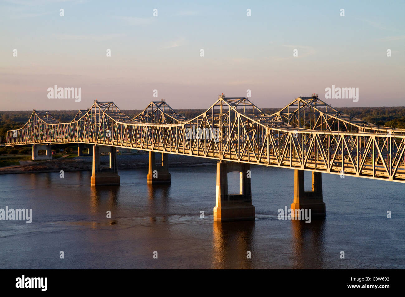 The Natchez-Vidalia Bridges spanning the Mississippi River between Vidalia, Louisiana and Natchez, Mississippi, USA. Stock Photo