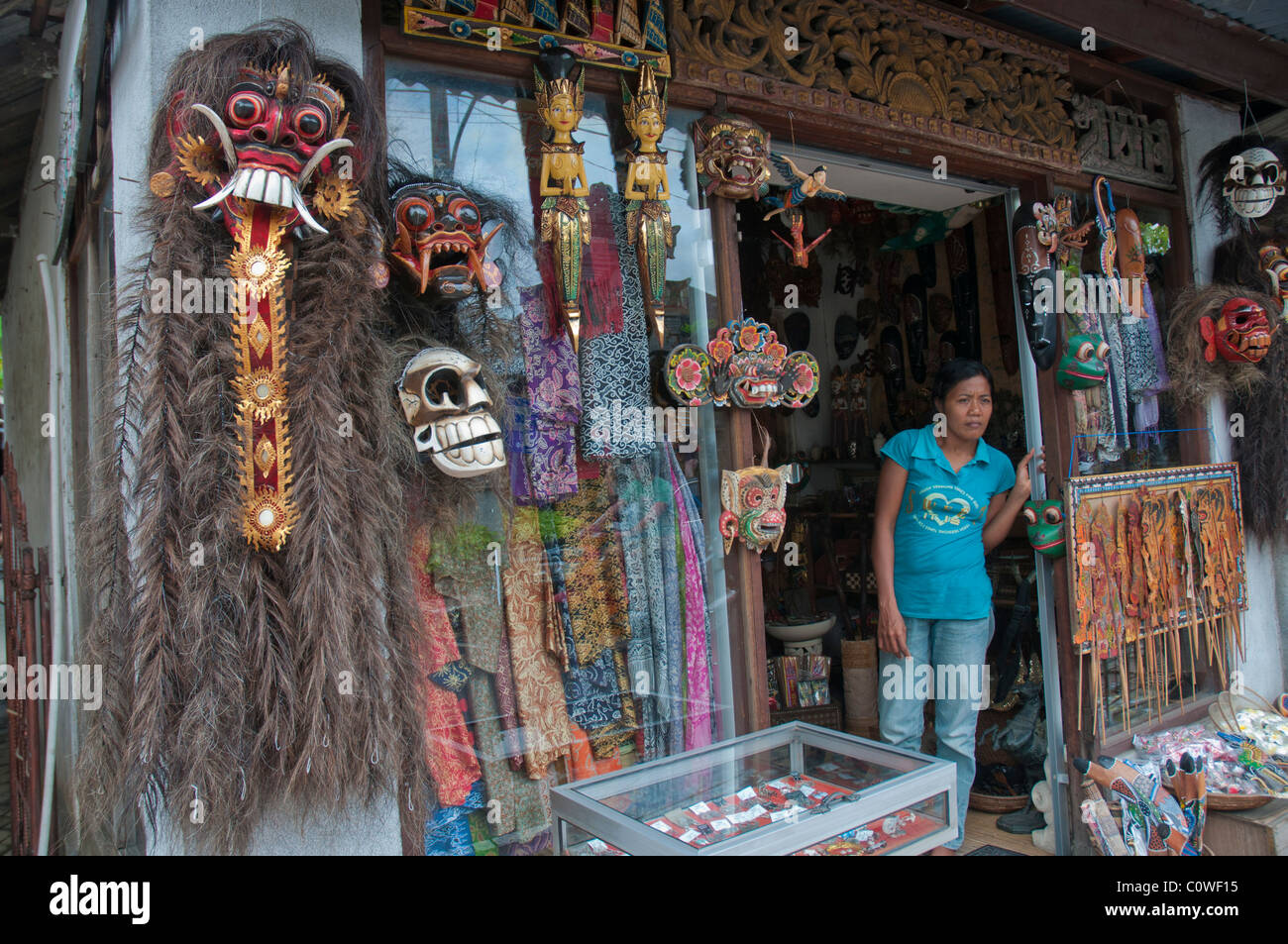 Souvenir shop selling Balinese dance masks and other Balinese crafts in Jalan Hanuman, Monkey Forest Road, Ubud, Bali. Indonesia Stock Photo