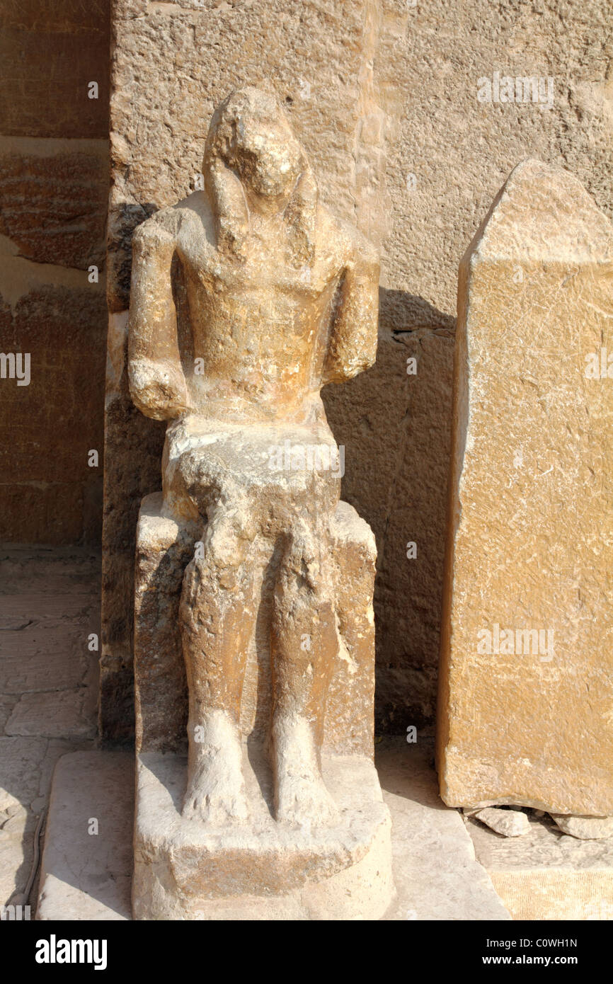 destroyed ancient egypt statue in temple near Cairo Stock Photo Alamy