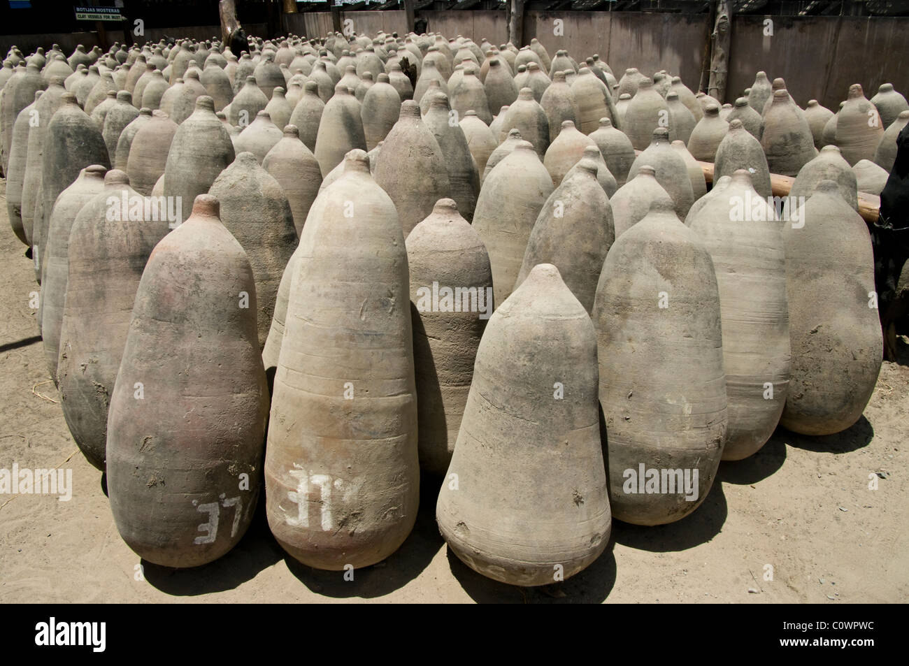 Perú. Ica. Traditional wine cellar. Ceramic amphorae Stock Photo Alamy