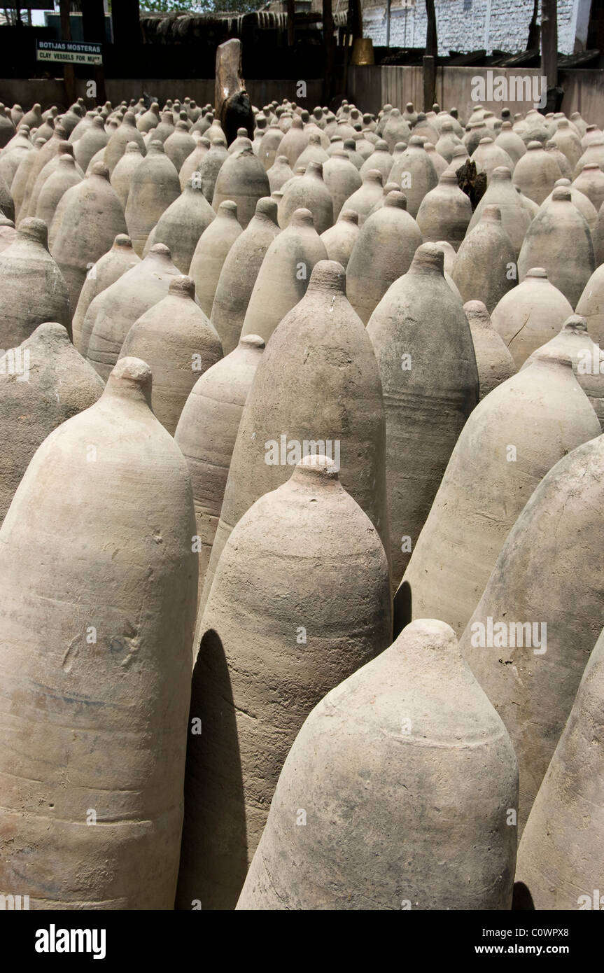 Perú. Ica. Traditional wine cellar. Ceramic amphorae Stock Photo Alamy