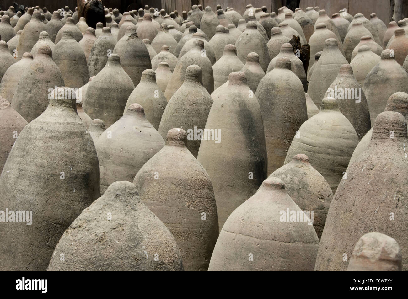Perú. Ica. Traditional wine cellar. Ceramic amphorae Stock Photo Alamy