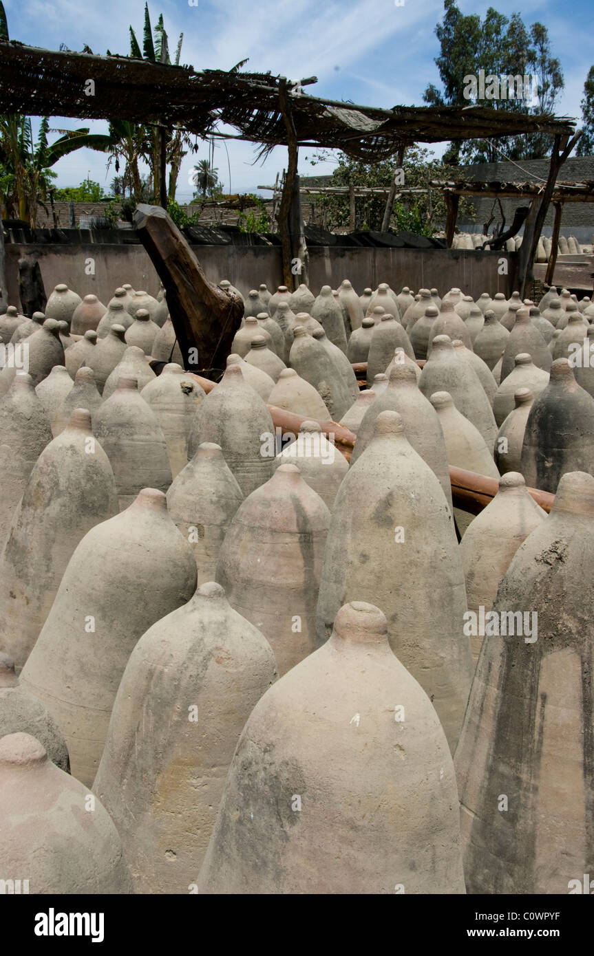 Perú. Ica. Traditional wine cellar. Ceramic amphorae Stock Photo Alamy