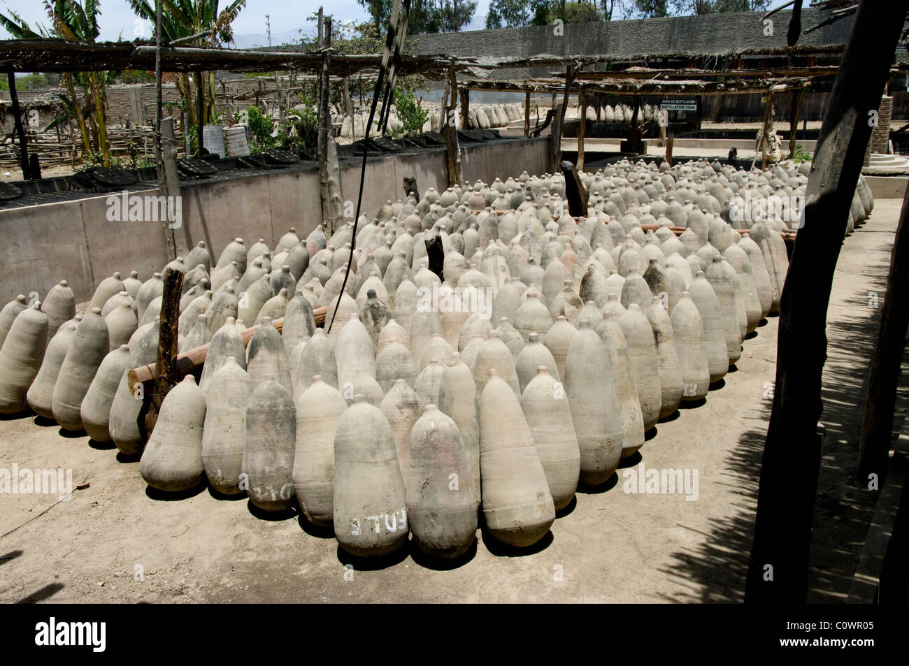 Perú. Ica. Traditional wine cellar. Ceramic amphorae Stock Photo Alamy