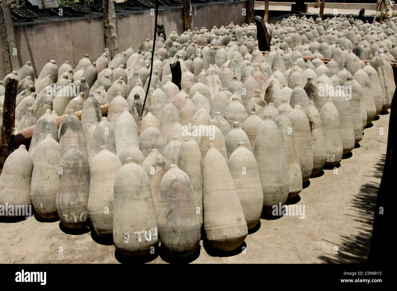 Perú. Ica. Traditional wine cellar. Ceramic amphorae Stock Photo Alamy