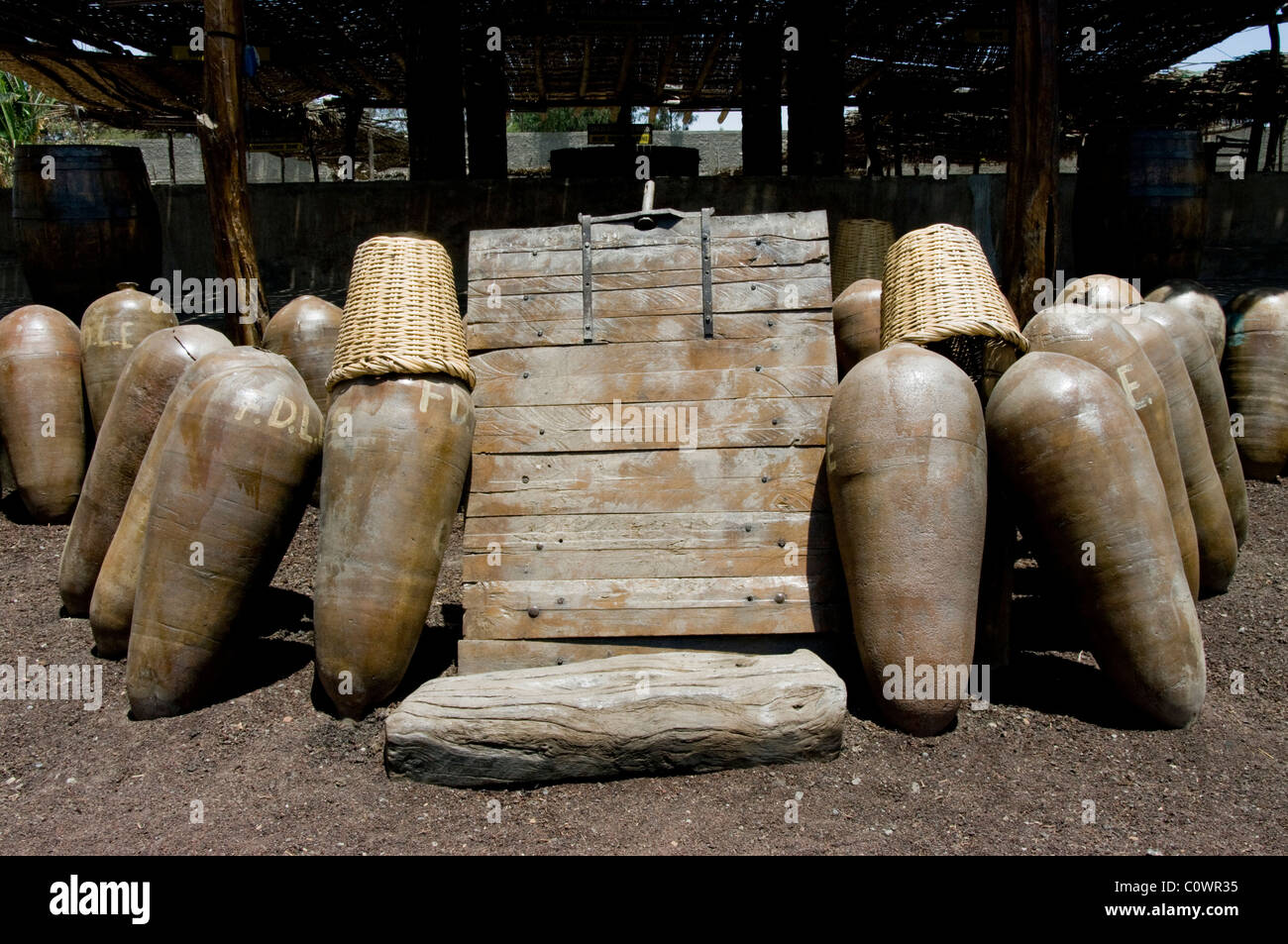 Perú. Ica. Traditional wine cellar. Ceramic amphorae Stock Photo Alamy