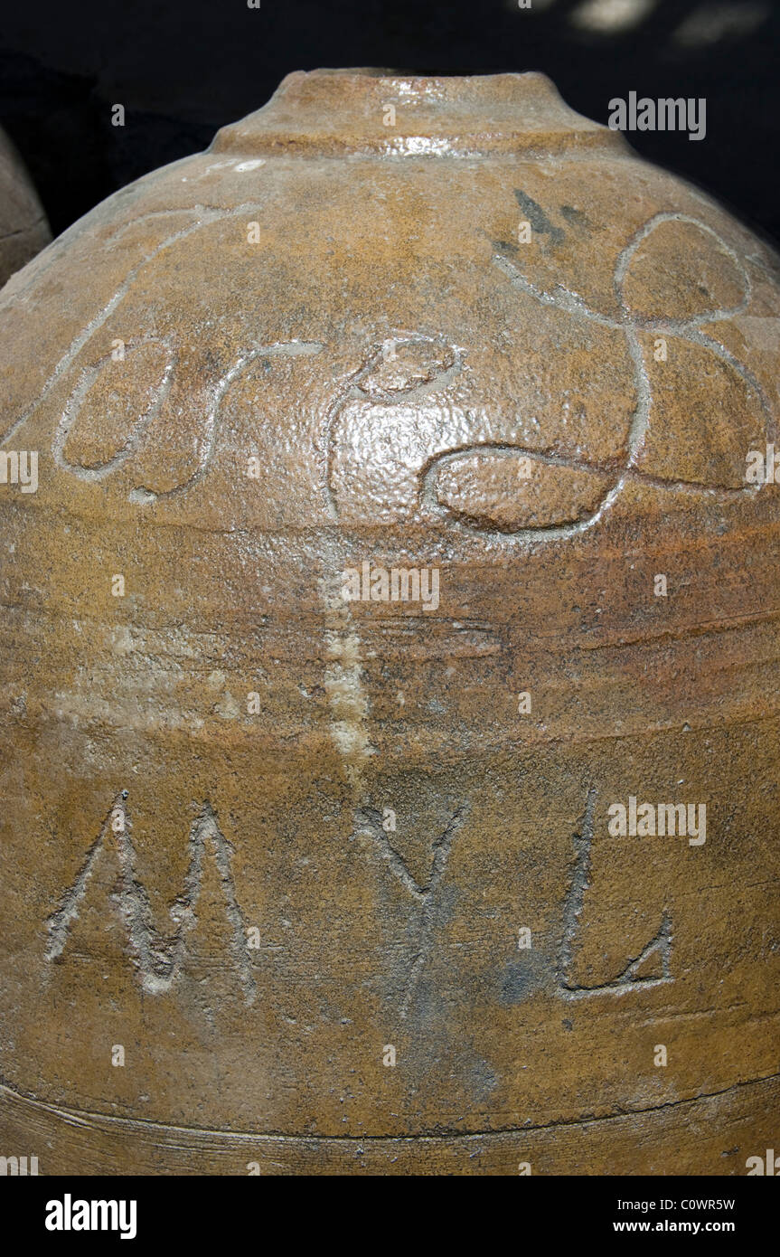 Perú. Ica. Traditional wine cellar. Ceramic amphorae Stock Photo Alamy