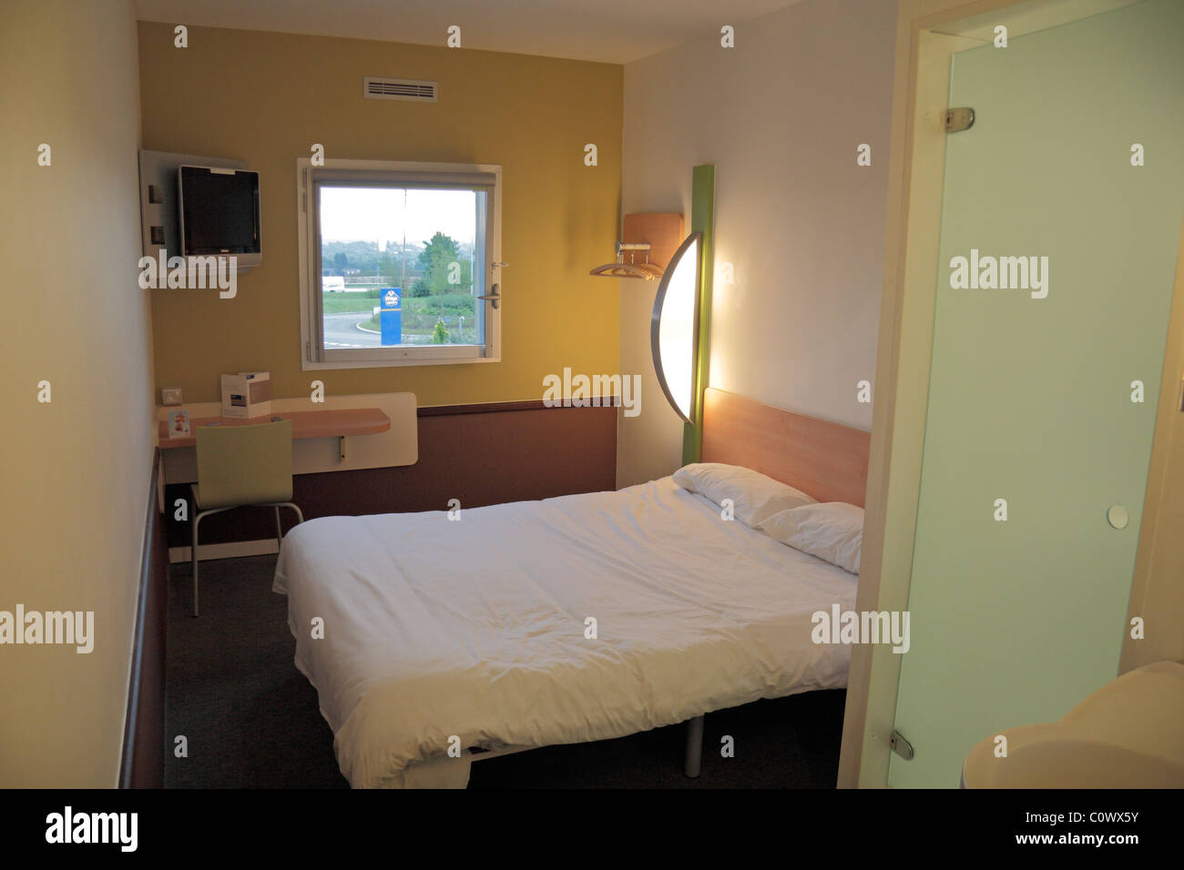 Inside a double room at the Etap budget (now rebranded Ibis Budget) hotel in Leicester, UK. Stock Photo
